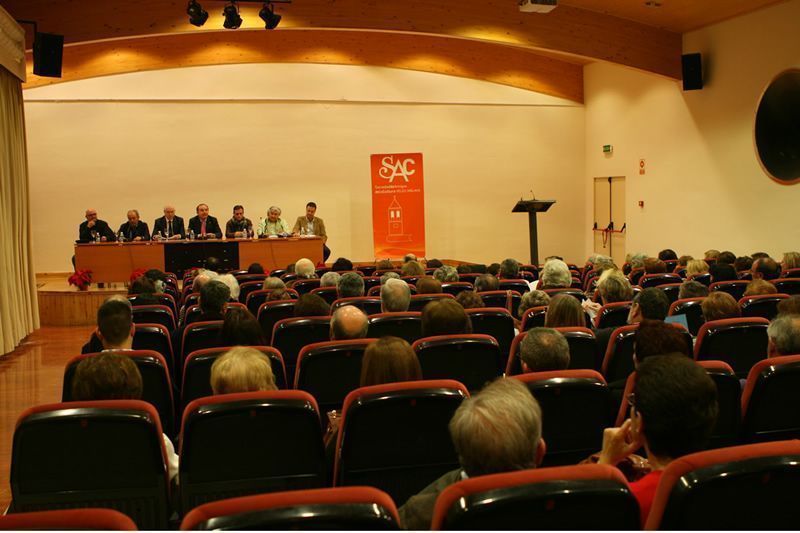 El Pasado Viernes día 14 de Diciembre, se presentó en el Salón de Actos del Centro del Exilio de Vélez Málaga, el Libro,  "Poemillas Marineros".

Libro escrito por el poeta Antonio Serralvo, miembro del Colectivo (SAC), La Sociedad Amigos de la Cultura de Vélez Málaga que ha sido la encargada de editarlo.

Las Ilustraciones de éste libro, han sido realizadas por el Pintor de Vélez Málaga, Carlos Ariza.

La cita, presentada por Alfonso Gil Mantecas, fué todo un éxito, gracias a la gran afluencia de público.

El Libro se puede adquirir en las  Librerías de la Localidad, al precio de 5 €.

Os dejo algunas de las imagenes del libro y de la Presentación....