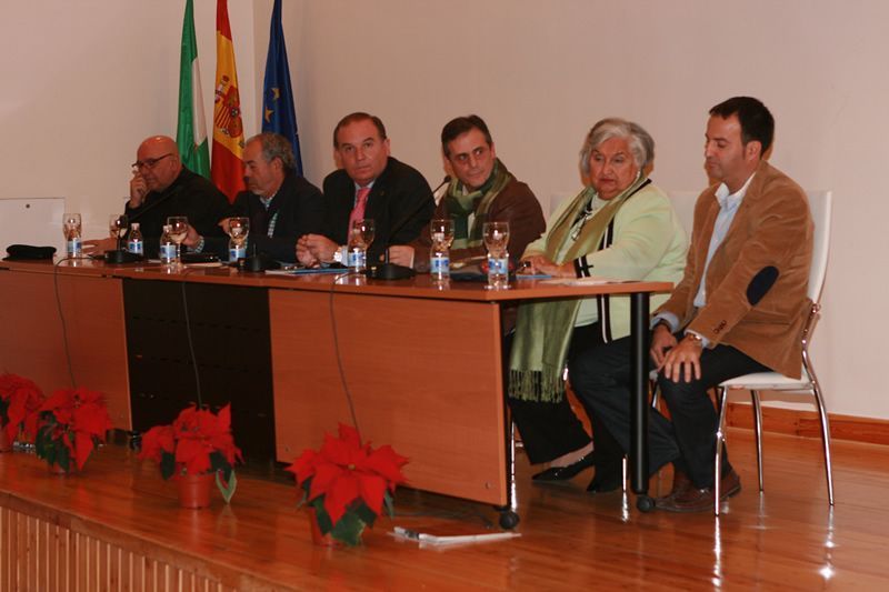 El Pasado Viernes día 14 de Diciembre, se presentó en el Salón de Actos del Centro del Exilio de Vélez Málaga, el Libro,  "Poemillas Marineros".

Libro escrito por el poeta Antonio Serralvo, miembro del Colectivo (SAC), La Sociedad Amigos de la Cultura de Vélez Málaga que ha sido la encargada de editarlo.

Las Ilustraciones de éste libro, han sido realizadas por el Pintor de Vélez Málaga, Carlos Ariza.

La cita, presentada por Alfonso Gil Mantecas, fué todo un éxito, gracias a la gran afluencia de público.

El Libro se puede adquirir en las  Librerías de la Localidad, al precio de 5 €.

Os dejo algunas de las imagenes del libro y de la Presentación....