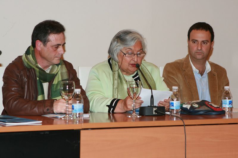 El Pasado Viernes día 14 de Diciembre, se presentó en el Salón de Actos del Centro del Exilio de Vélez Málaga, el Libro,  "Poemillas Marineros".

Libro escrito por el poeta Antonio Serralvo, miembro del Colectivo (SAC), La Sociedad Amigos de la Cultura de Vélez Málaga que ha sido la encargada de editarlo.

Las Ilustraciones de éste libro, han sido realizadas por el Pintor de Vélez Málaga, Carlos Ariza.

La cita, presentada por Alfonso Gil Mantecas, fué todo un éxito, gracias a la gran afluencia de público.

El Libro se puede adquirir en las  Librerías de la Localidad, al precio de 5 €.

Os dejo algunas de las imagenes del libro y de la Presentación....