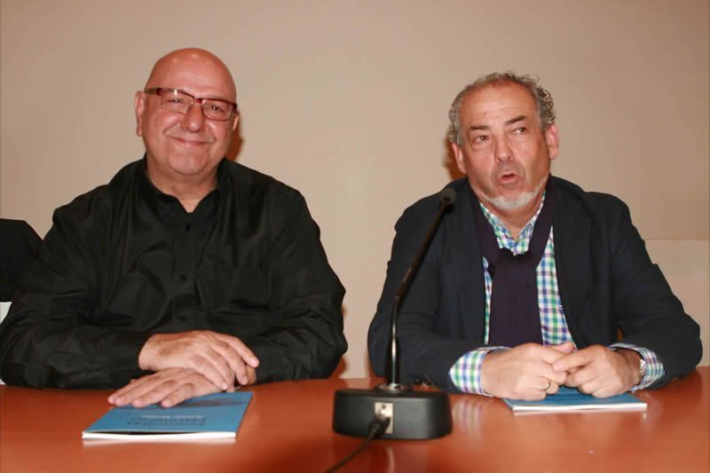 El Pasado Viernes día 14 de Diciembre, se presentó en el Salón de Actos del Centro del Exilio de Vélez Málaga, el Libro,  "Poemillas Marineros".

Libro escrito por el poeta Antonio Serralvo, miembro del Colectivo (SAC), La Sociedad Amigos de la Cultura de Vélez Málaga que ha sido la encargada de editarlo.

Las Ilustraciones de éste libro, han sido realizadas por el Pintor de Vélez Málaga, Carlos Ariza.

La cita, presentada por Alfonso Gil Mantecas, fué todo un éxito, gracias a la gran afluencia de público.

El Libro se puede adquirir en las  Librerías de la Localidad, al precio de 5 €.

Os dejo algunas de las imagenes del libro y de la Presentación....