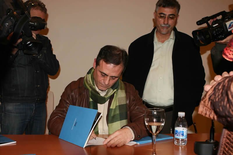 El Pasado Viernes día 14 de Diciembre, se presentó en el Salón de Actos del Centro del Exilio de Vélez Málaga, el Libro,  "Poemillas Marineros".

Libro escrito por el poeta Antonio Serralvo, miembro del Colectivo (SAC), La Sociedad Amigos de la Cultura de Vélez Málaga que ha sido la encargada de editarlo.

Las Ilustraciones de éste libro, han sido realizadas por el Pintor de Vélez Málaga, Carlos Ariza.

La cita, presentada por Alfonso Gil Mantecas, fué todo un éxito, gracias a la gran afluencia de público.

El Libro se puede adquirir en las  Librerías de la Localidad, al precio de 5 €.

Os dejo algunas de las imagenes del libro y de la Presentación....